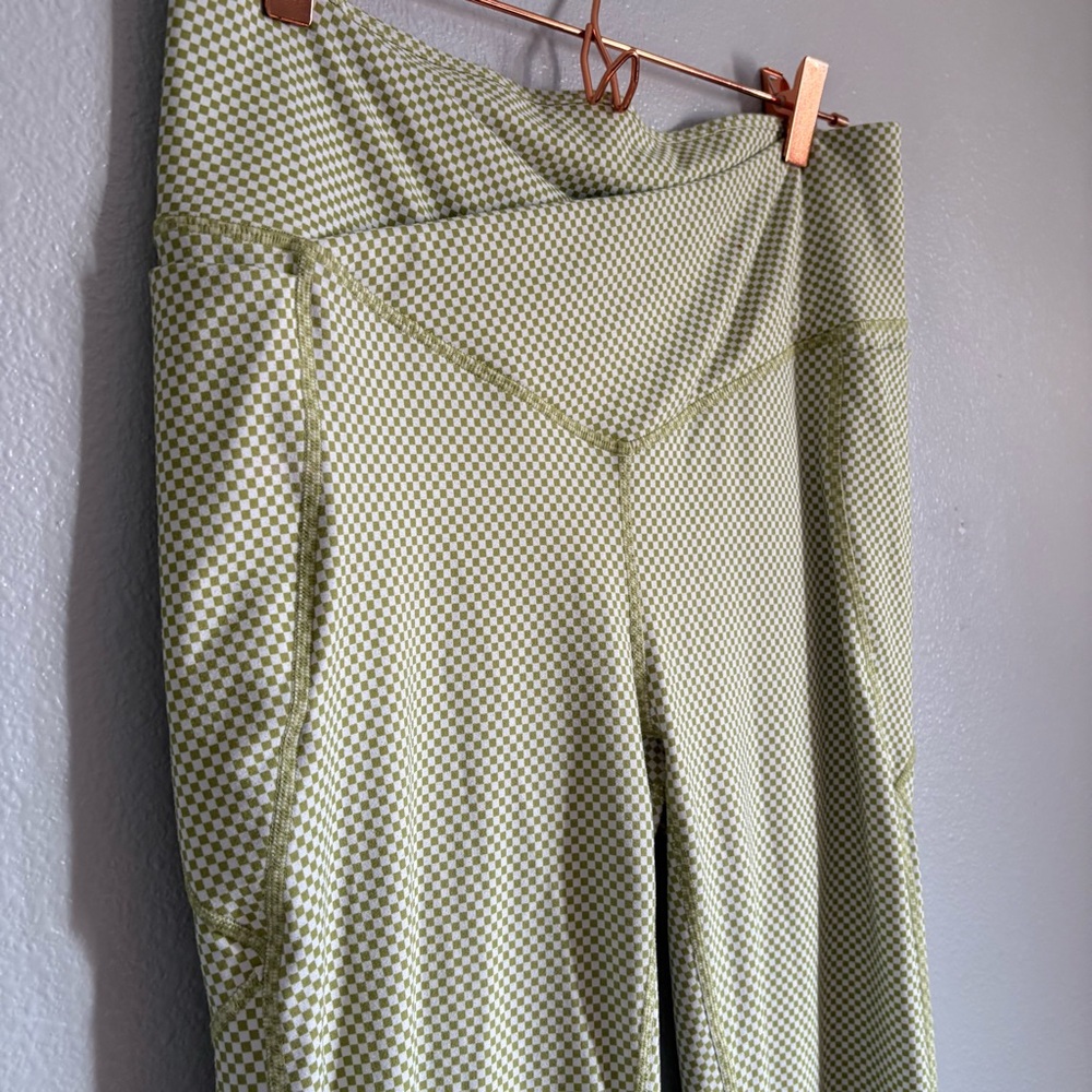 Fabletics Crossover Flare - Picture 6 of 10